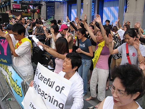 집회 참석한 영혼들을 위해 간절히 기도하는 성도들.
