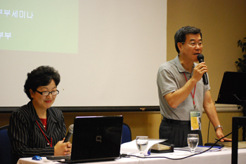 세미나를 전한 신윤일 목사와 신혜련 사모.