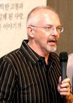 지난 3일 롯데시티호텔에서 열린 기자간담회에 참석한 <오두막> 저자 윌리엄 폴 영