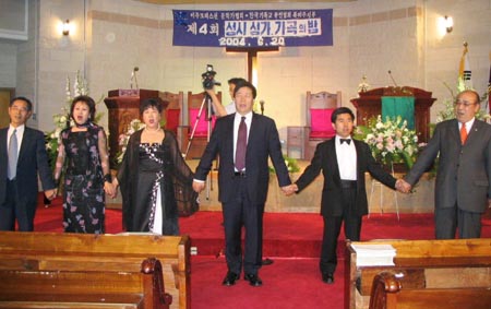 행사 마지막에는 서로 손을 맞잡고 통일의 노래를 불렀다