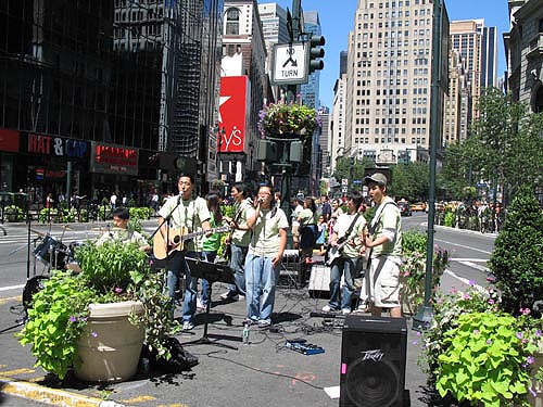 거리 중심에서 가스펠송을 부른 찬양밴드