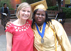 포르시아 닐(18세)과 닐의 졸업식에 참석한 멘토 사라 픽셀이 환하게 웃고 있다./AJC