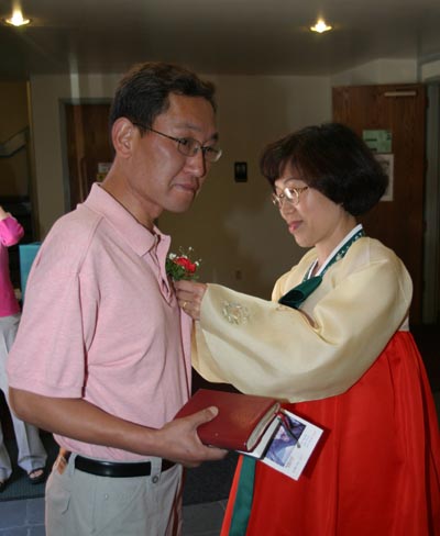 아버지의 날을 맞아서 꽃을 달아드리는 모습