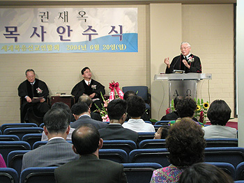 안수식에서 설교하는 임동선 목사