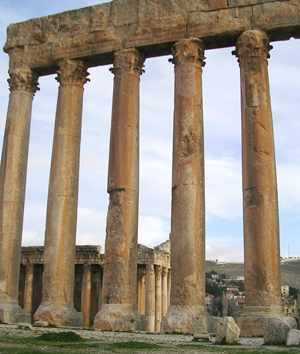주피터 신전의 기둥과 그 사이로 보이는 박카스 신전의 유적 