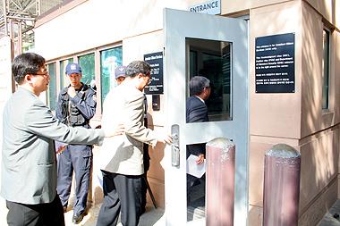 기독교긴급행동 관계자들이 서명지와 서한 등을 들고 주한 미국 대사관에 들어가고 있다. ⓒ이화영 기자 