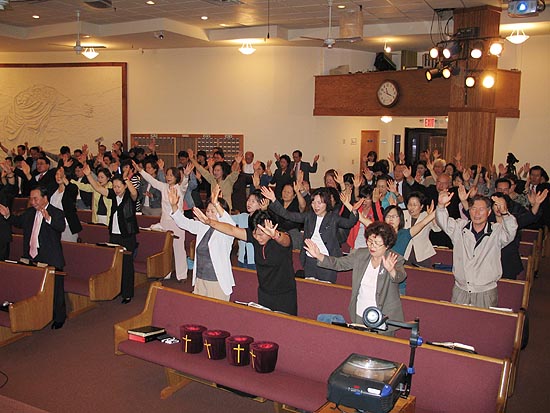 설교가 끝나고 손을 들고 기도하는 학생들.