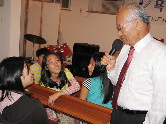 아이들과 대화를 나누고 있는 신호범 의원