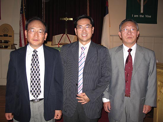 왼쪽부터 부회장 윤석래 장로, 회장 허상회 목사, 부회장 정창수 목사.