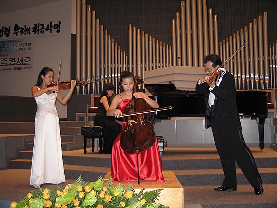 곽병국 교수 가족의 연주하는 모습.