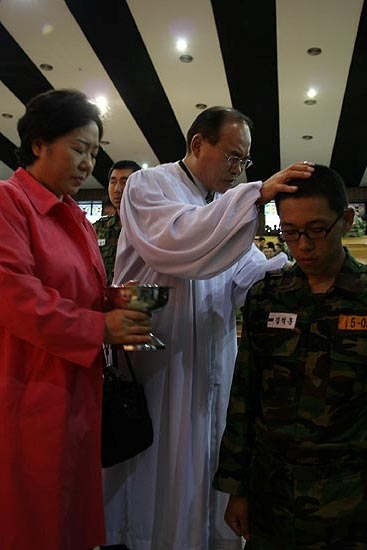 이병홍 목사가 세례를 하고 있다.