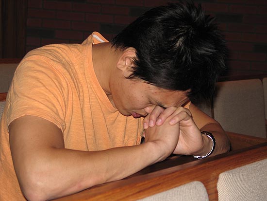 기도회에 참석한 청년.