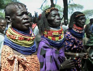 ▲수단 난민 여성들이 전통 목걸이를 걸고 케냐 북부 카쿠마 난민 캠프에서 세계 난민의 날 축제에 참석하?