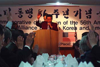 설교자로 나선 김홍도 목사를 각 국 대사들이 손을 들어 환영하고 있다. ⓒ김대원 기자 