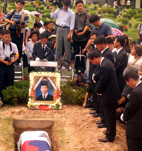 ▲하관예배 / 사진 김근영 기자