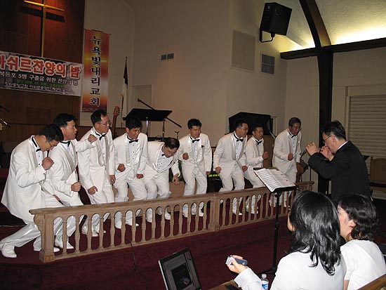 경쾌한 율동을 선보인 아쉬르남성중창단.