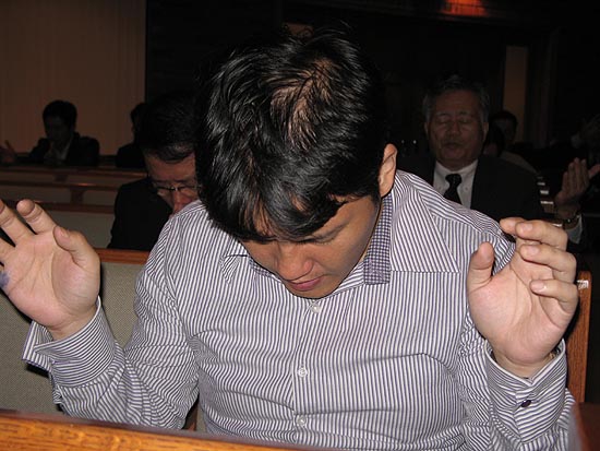 기도하고 있는 2세 사역자.