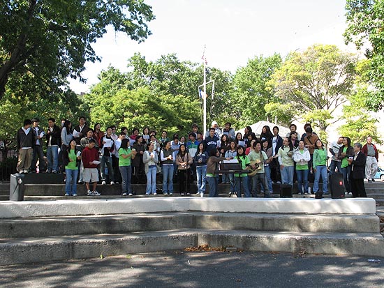 우드사이드 지역 다민족 쉼터 공원에서 전도 집회 참석자 전원이 가스펠송을 불렀다.