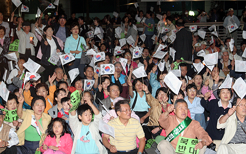 북핵에 반대하는 기도와 연설에 시청 앞에 운집한 2천여 성도들이 평화를 염원하며 태극기를 흔들고 있다. 