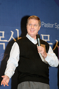 ‘목사가 목사에게’에서 강의하는 짐 심발라 목사. ⓒ이화영 기자 