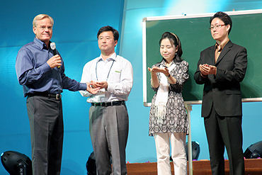 빌 하이벨스 목사가 3명의 도우미들과 함께 교회가 추구해야 할 모습을 설명하고 있다. ⓒ이화영 기자