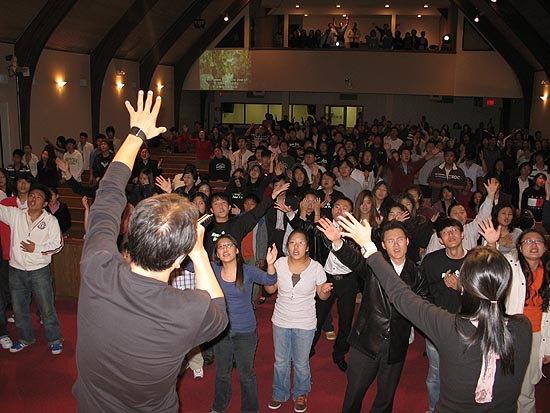 기도에 불을 붙이는 참석자들.