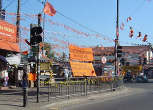 시내 곳곳에 승복색깔의 황색 깃발이 쳐져 있다.