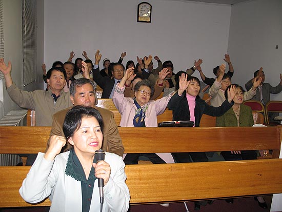 찬양 집회. (제일 앞이 정금선 목사)