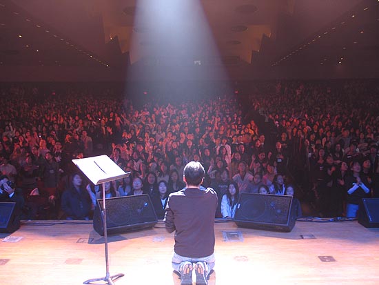 이날 퀸즈칼리지콜든센터 자리 2300석을 가득 메웠다.