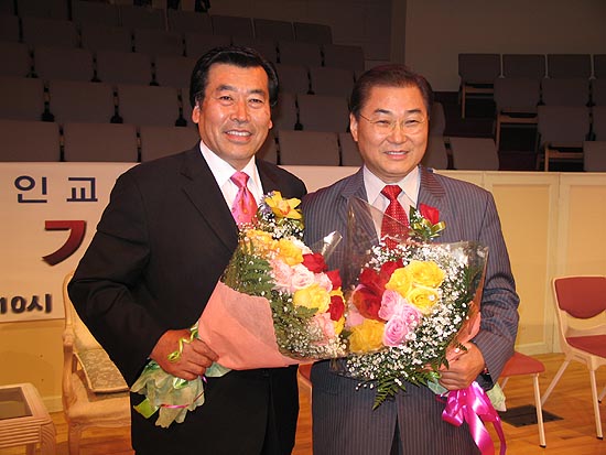 회장 정수명 목사(우)와 부회장 황동익 목사.