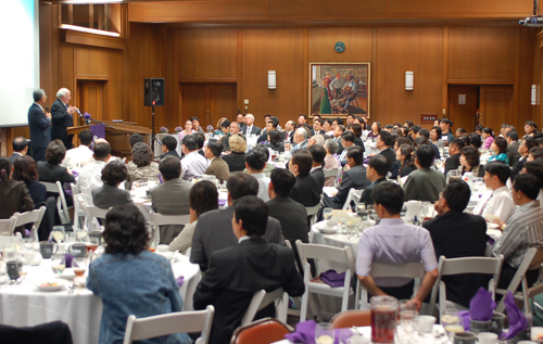 메세지를 전하고 있는 리처드 마우 총장 