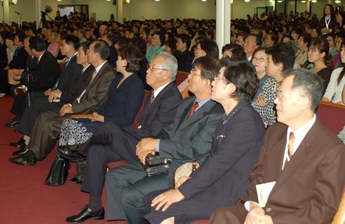 개표 상황을 지켜보는 회의 참석자들 
