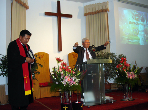 김기호 목사(좌)와 김장환 원로목사(우)