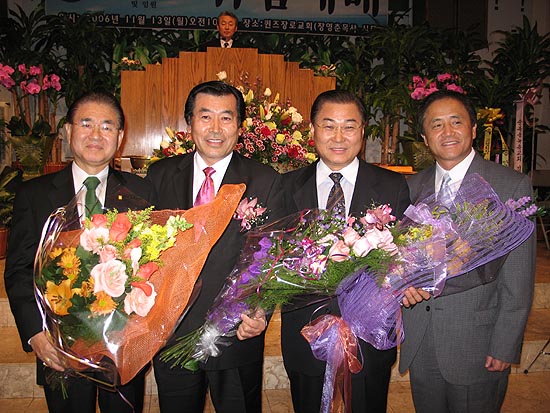 왼쪽부터 강현석 장로, 정수명 목사, 황동익 목사, 유지성 장로.