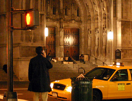 맨하튼 53rd St과 5th Ave.사이 교회앞에서 밤을 새는 노숙자들 ⓒ 기독뉴스