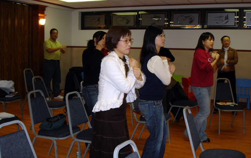 교사들이 다이나모키즈 율동을 배우고 있다.