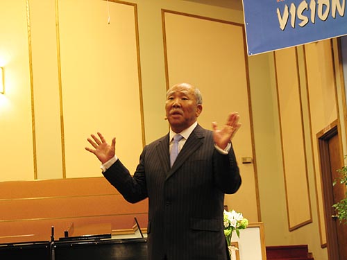 지난 6월 김춘근 장로는 퀸즈한인교회(담임 고성삼 목사)에서 집회를 인도했다. 사진/자료사진