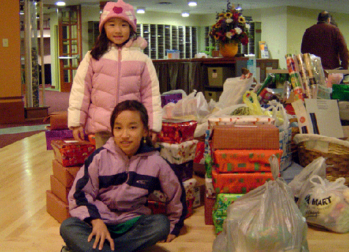 친구들에게 보낼 선물을 같이 포장한 기쁨의 강 교회 어린이들 ⓒ기쁨의 강 교회