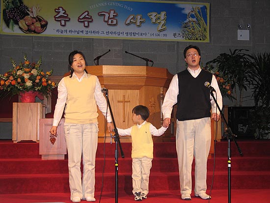 김태영 집사 가족은 찬양을 불렀다.