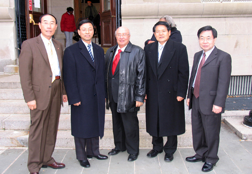 이날 행사 관계자들 좌에서 두번째부터 홍명철 목사, 모리나리보로장, 방주석 회장(우측 두번째)