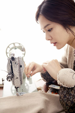 바느질하는 김현주 씨. ⓒ굿네이버스 제공