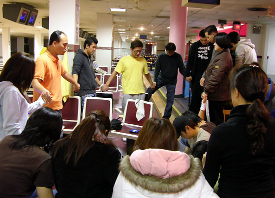 볼링대회를 시작하기 전 기도하는 청년들