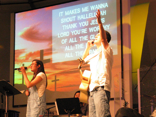 ▲찬양을 인도하는 프리덤시커스/ 사진 권성윤 기자