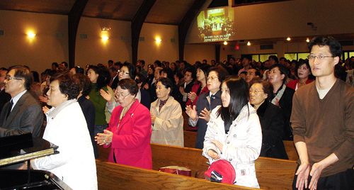 하나님께 찬양으로 영광돌리고 있는 퀸즈장로교회 성도들