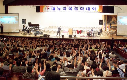 대회 이틀째 김정훈 목사가 '아구까지 채우라'라는 제목으로 말씀을 전하고 있다.