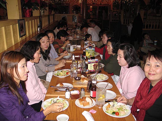 부부동반으로 식당에서 식사를 하며 친목을 다졌다.