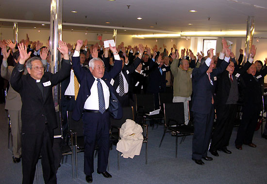 한미자유수호운동본부 창립총회에 참석한 이들이 만세삼창을 부르고 있다