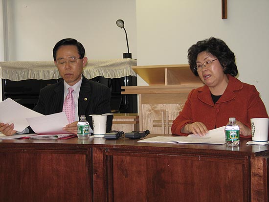 기자회견에서 발언하고 있는 임선숙 총무(오른쪽).