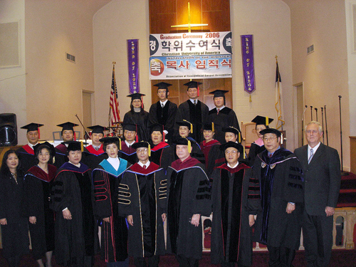 뉴욕크리스챤신학대는 2006년 졸업식을 진행했다. 졸업생들과 교수들