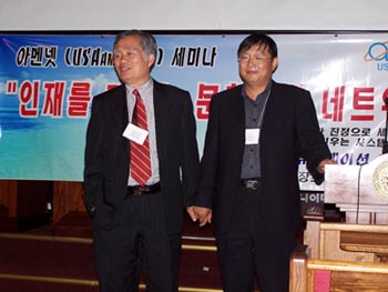 아멘넷 이사장인 안창의 목사(좌)와 드림 빌더스 김승태 대표(우)